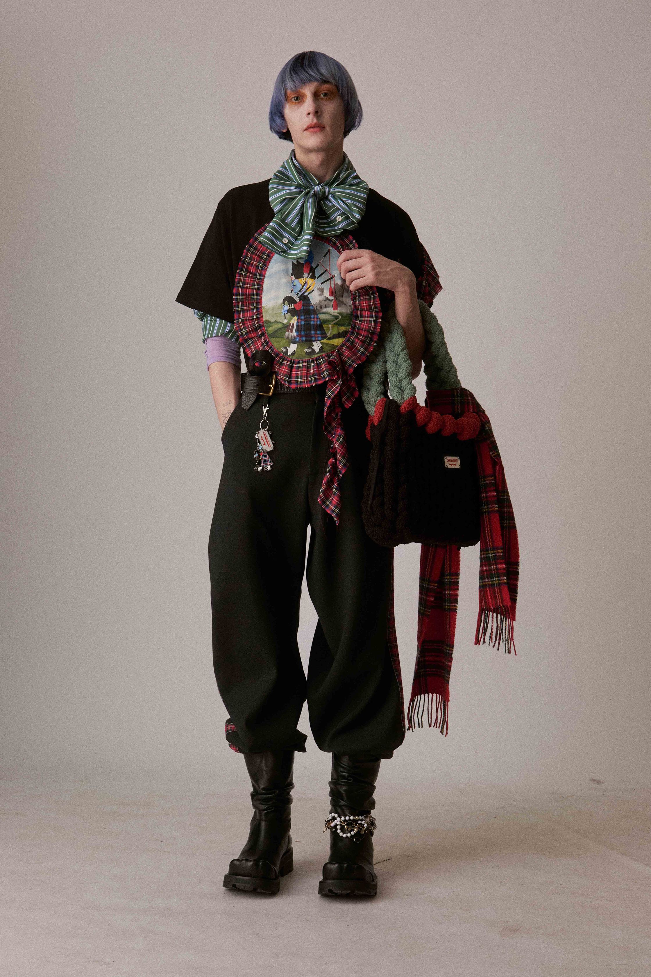 Charles Jeffrey Loverboy 2026秋冬继续以“童话式反叛”挑战性别与规范，苏格兰格纹、手工针织、玩偶配饰与夸张头饰构成近乎戏剧化的造型语言。服装在稚拙与暗黑之间游走，像一场带有朋克精神的成人童话，表达边缘身份的自我认同与情绪释放。这不是可被轻易驯化的时装，而是一种对主流秩序的持续挑衅-顽石频道趋势研究